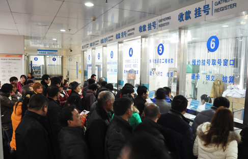 醫(yī)院排隊(duì)掛號(hào)人數(shù)過多